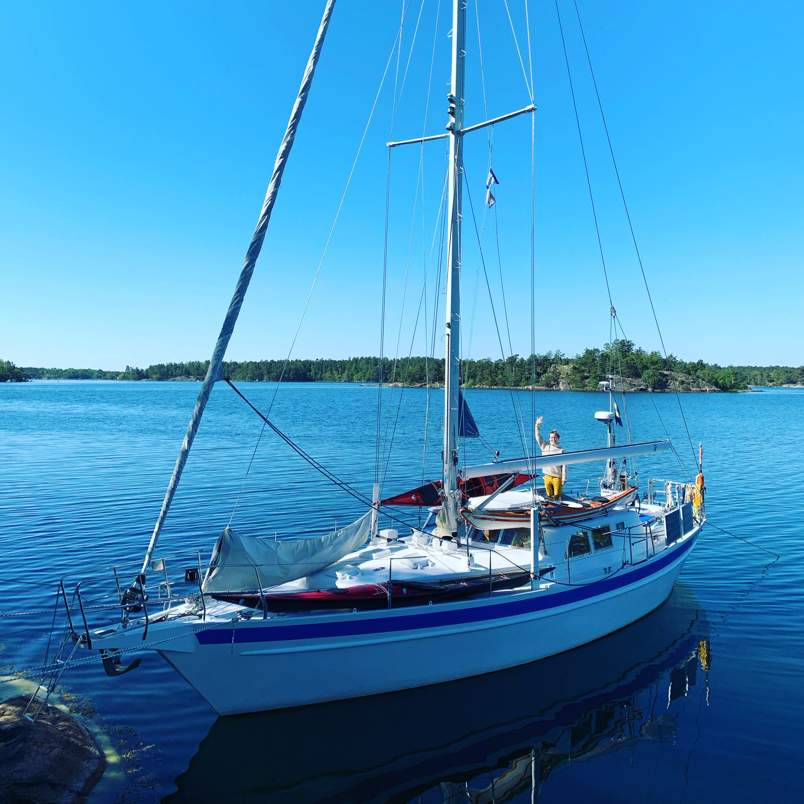 Förtöjda mot klippa i skärgården